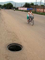 Канализацией в Китае обычно служит сточная канава, но там где все-таки проложены подземные коммуникации, надо смотреть в оба, и особенно ночью. Впрочем, в этом отношении китайские города мало отличаются от России.