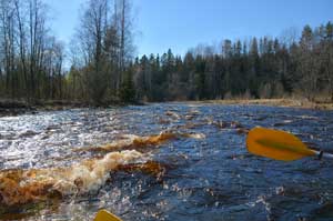 Валуны накрыты водой, остались только буруны
