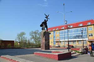 Все памятники кучкуются на центральной площади Малоярославца.