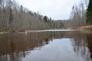 Байдарки на ровной воде нас обгоняют.