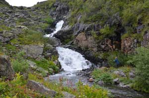Водопад на ручье. Под пемзой обнаруживается вполне кристаллическая основа.