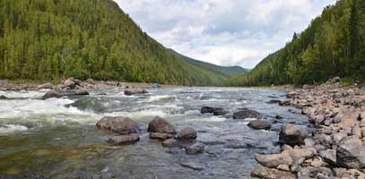 Первая ступенька порога. Воды не густо и камни сильно торчат из нее.