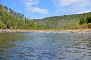 Кажется, что берега смыкаются и для воды места нет