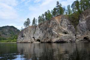 Скалы с гротами