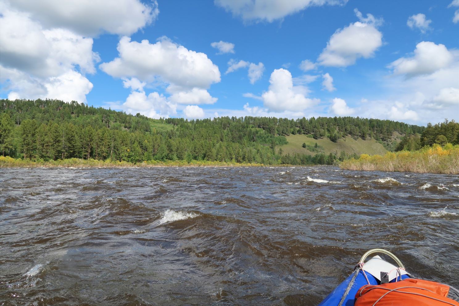 Такой перекат - радость водника, только чалиться негде.