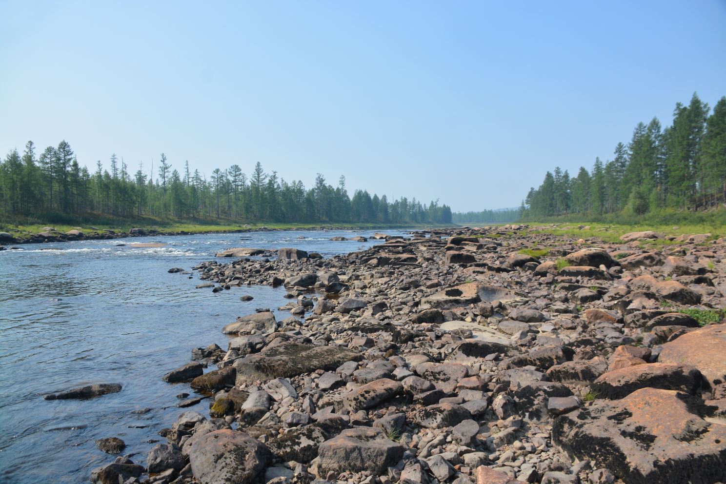 Камни в реке переходят в камни берега