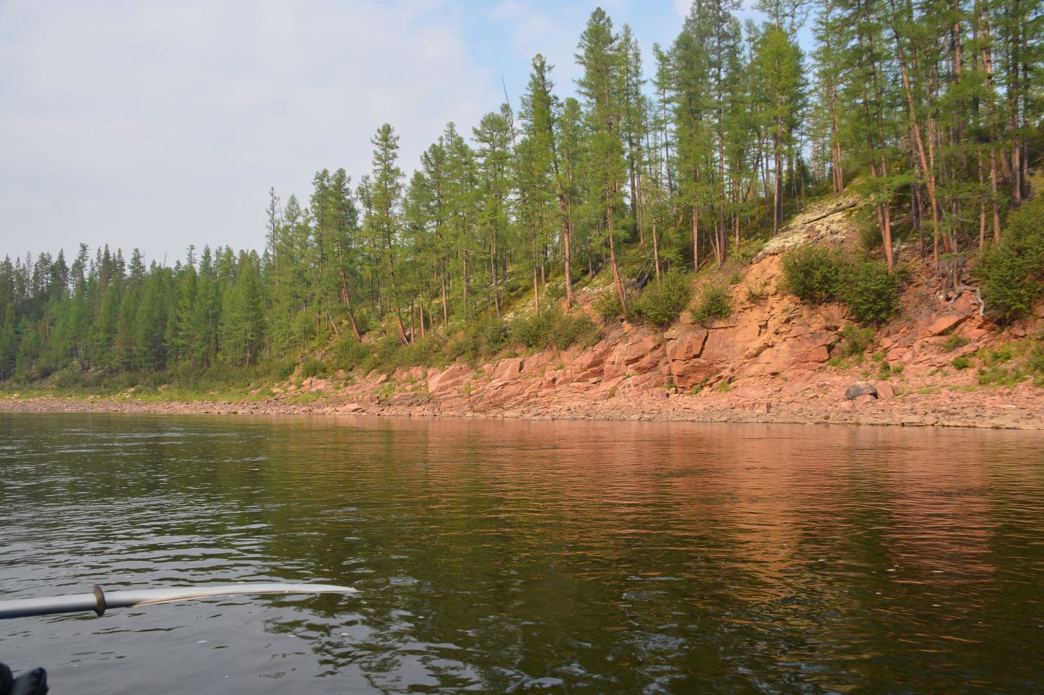Красная скала берега.
