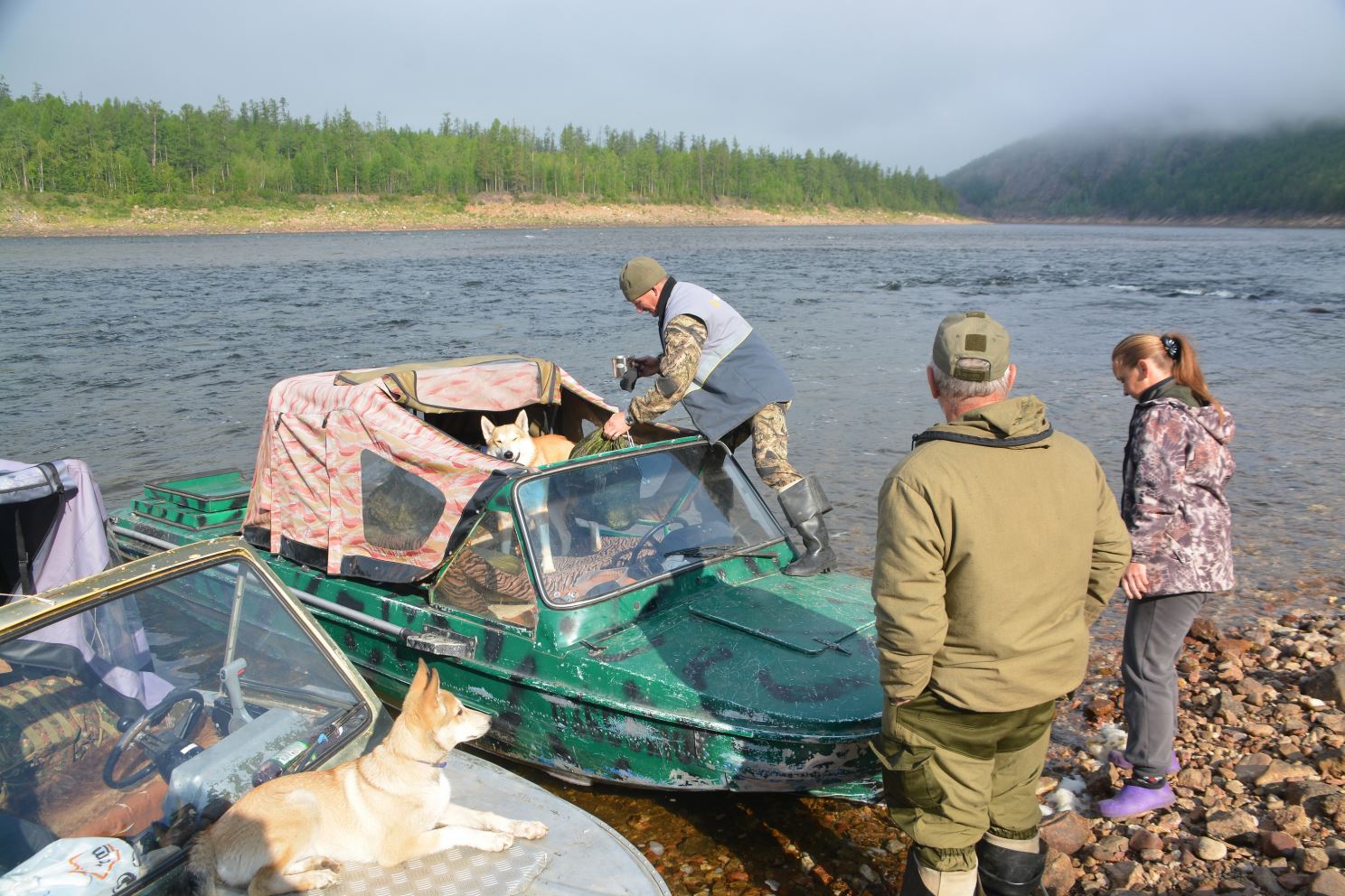 Забрасывают груз на кордон