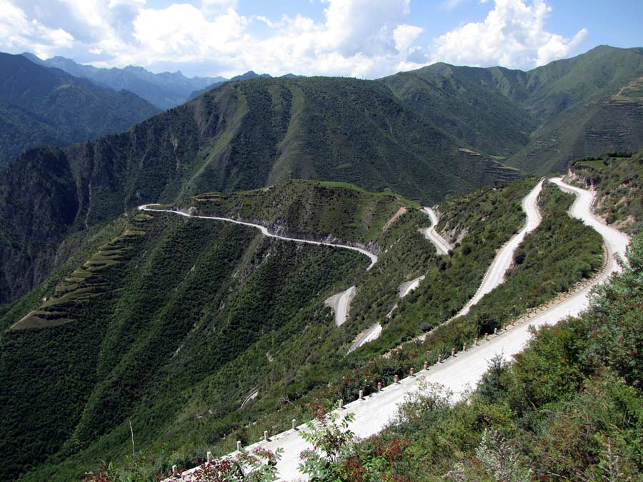 Serpentine road to the pass 3200