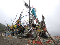 This pass was the highest point of my route. It connects the two importnt valleys on the road to the center of Tibet and there was a good gravium road here in early days. But today all the traffic is redirected to a 4-km tunnel inside a mountain and the pass became completely unpopulated.