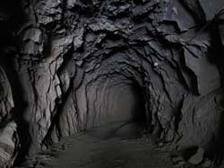 This was actualy the most cute tunnel on my way. It's so new that it looks like a real pit inside.