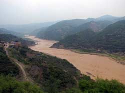 My route along Huan He proved to be not so simple. This yellow sandy river smells like a thousand of apple gardens planted on its banks. But it's banks are as flat as a skin of a hedgehog. These mountains are not so high, but their density makes roads like snakes.